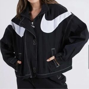 Nike Swoosh Repel Black & White Jacket  Ladies XL perfect preowned condition